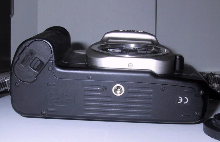 eos50e_sotto.jpg