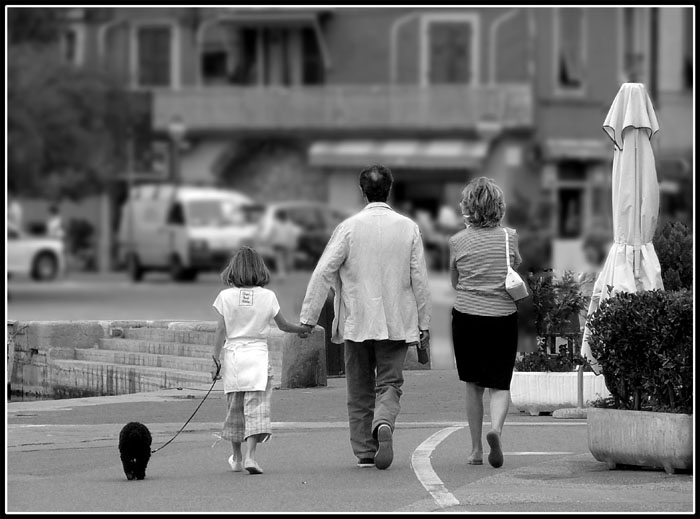 Famigliola a passeggio.tif.jpg