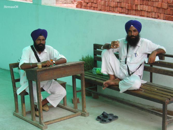 GUARDIANI TEMPIO SIKH.jpg