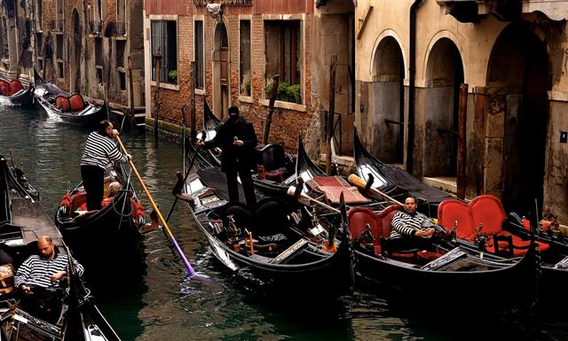 il gondoliere in nero (Small).jpg