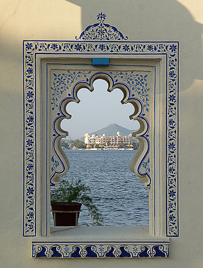 India - Finestra su Udaipur dritta.jpg