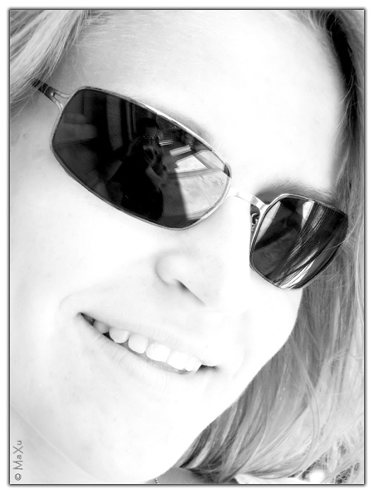 Inessa sunglassesbn.jpg