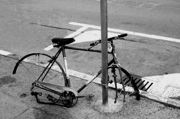 la bici , il palo e il lucchetto 1.jpg