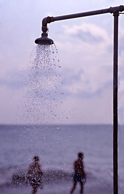 la doccia sulla spiaggia.jpg