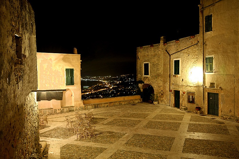 LA PIAZZA MAGICA.jpg