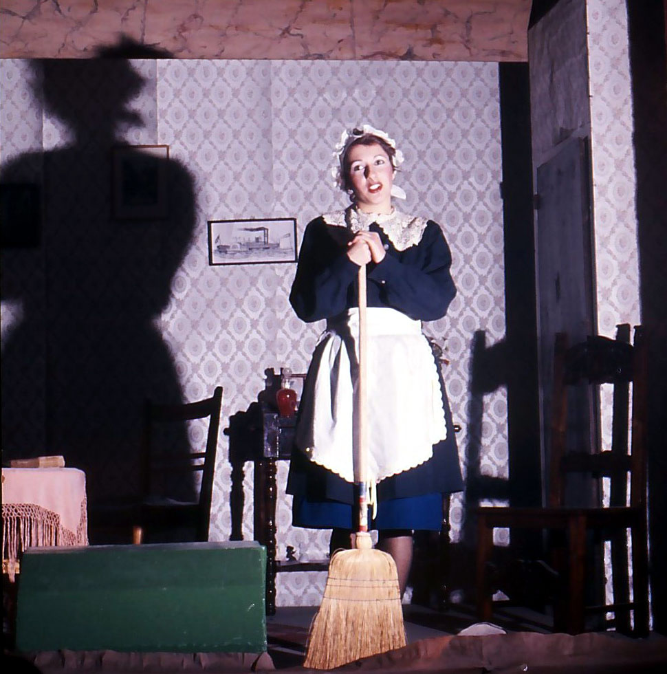 La zia spogliata dalle nipoti _02.jpg