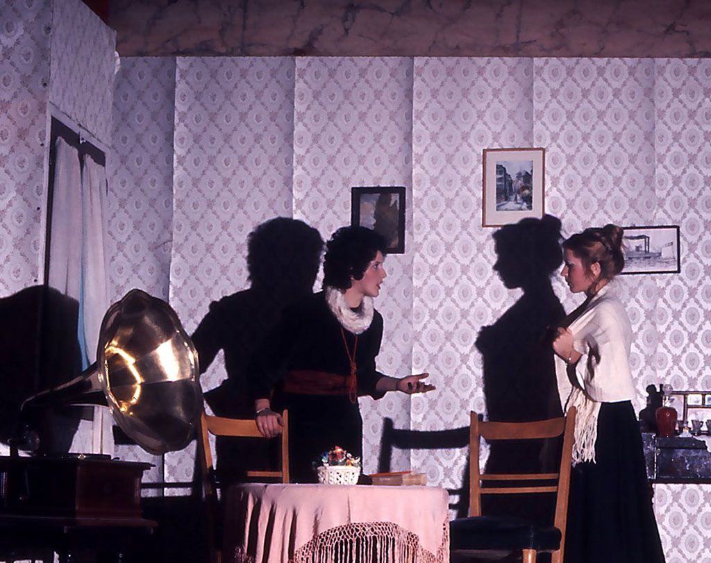 La zia spogliata dalle nipoti _07.jpg
