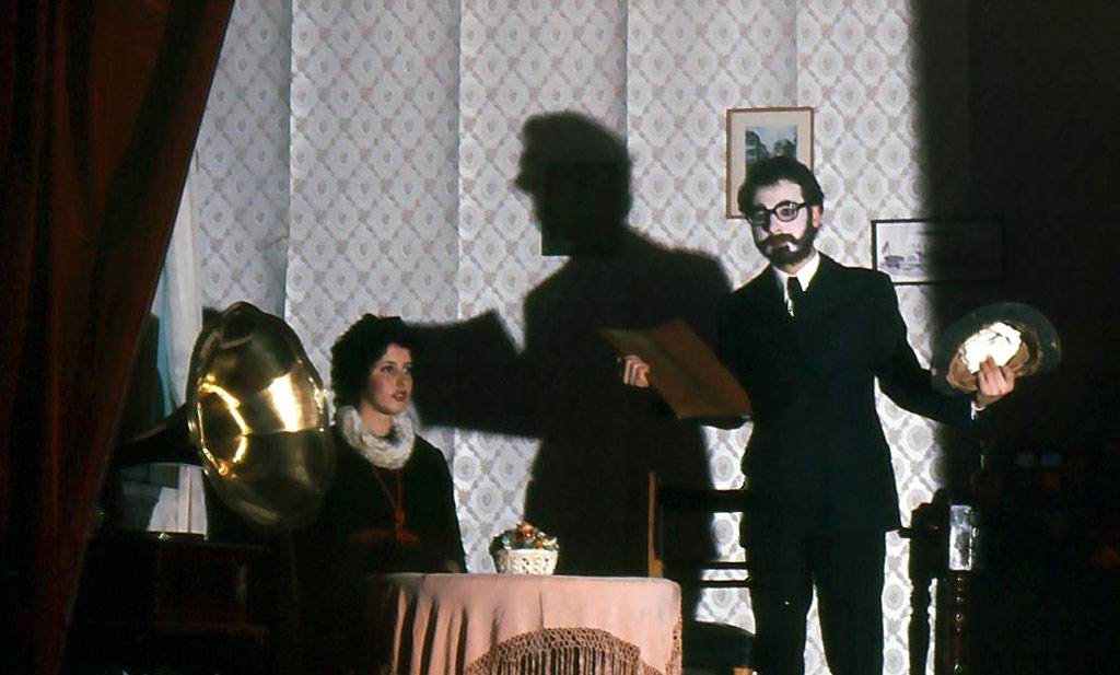 La zia spogliata dalle nipoti _10.jpg