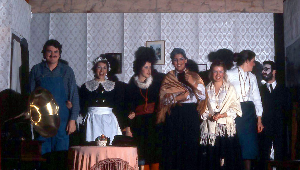 La zia spogliata dalle nipoti _11.jpg