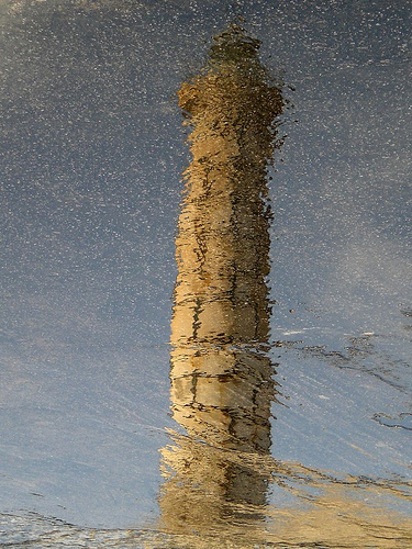 le onde dipingono sulla roccia.jpg