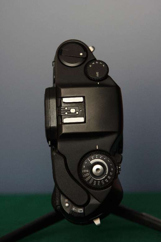 Leica R8 - top - 1.jpg