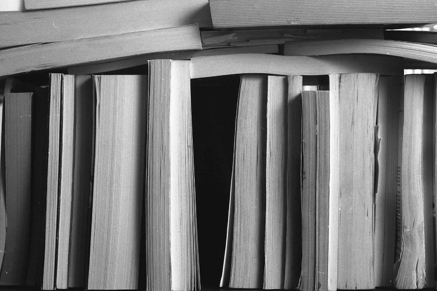 Libri-buco.jpg