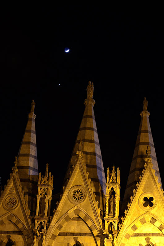 Luna e Venere sulle guglie della Chiesa della Spina.jpg