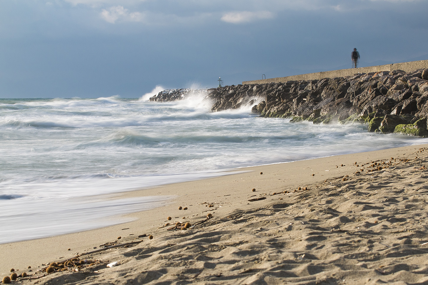 Mare tempesta con uomo.jpg