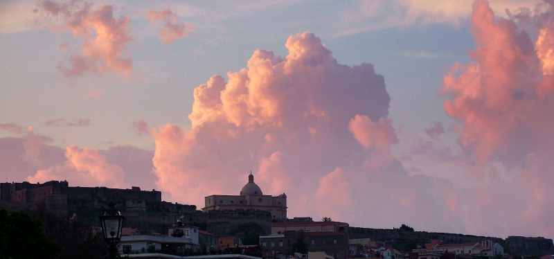 Milazzo marina con nuvole rosa taglio 2 resized.jpg