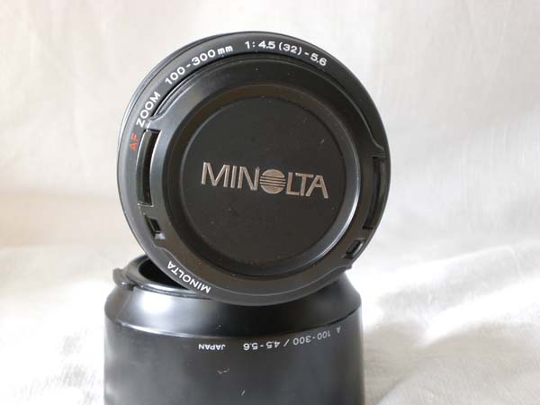 minolta 100-300 fronte con tappo.JPG
