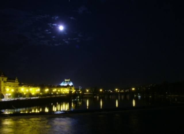moon1.jpg
