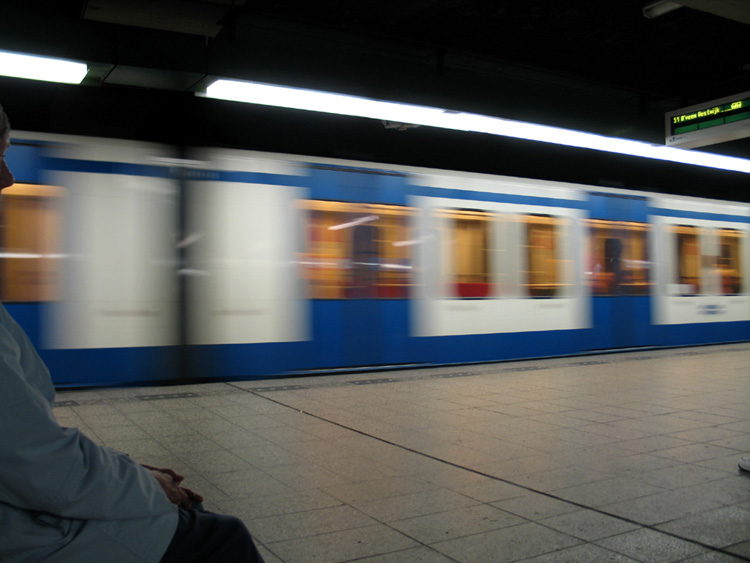 nellaMetro-SguardoAlTreno -3-.jpg