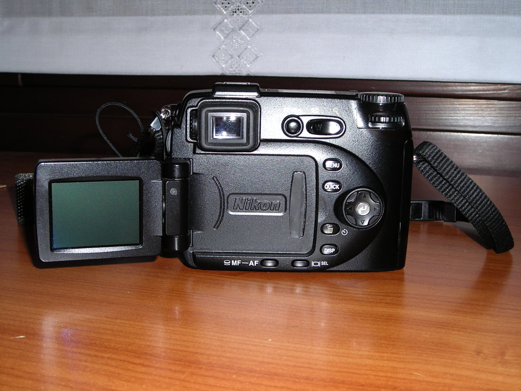 NIKON8400A.jpg