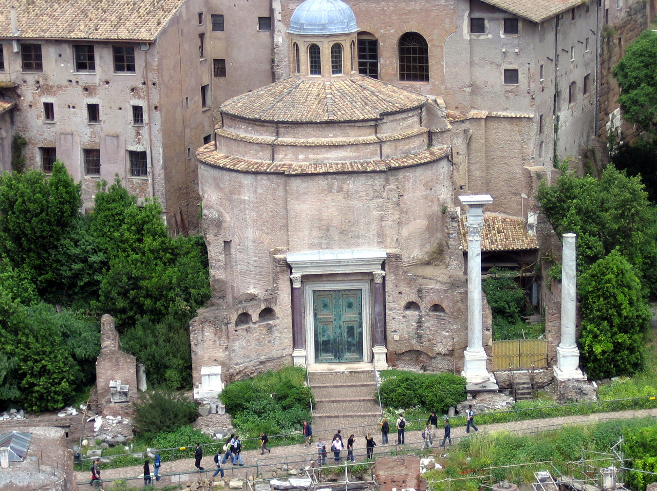 Palatine_view_of_temple_of_romulus.jpg