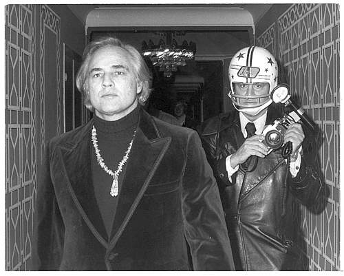 paparazzi01_marlon-brando_ron-galella_casco.jpg