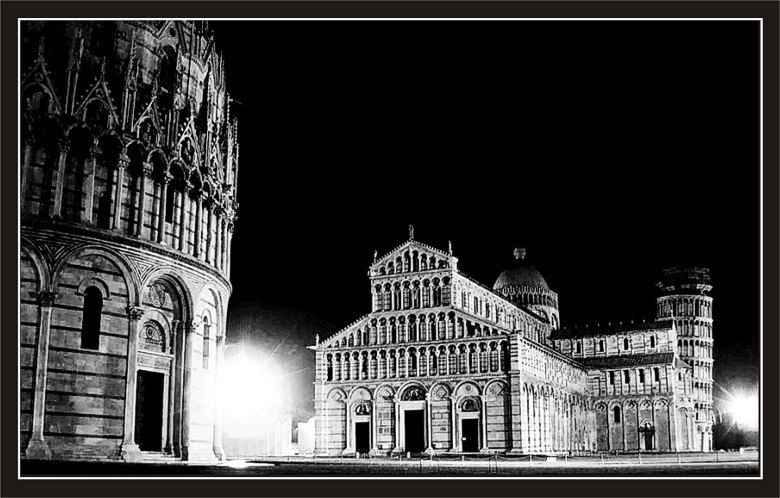 PISA di notte 2a rid.jpg