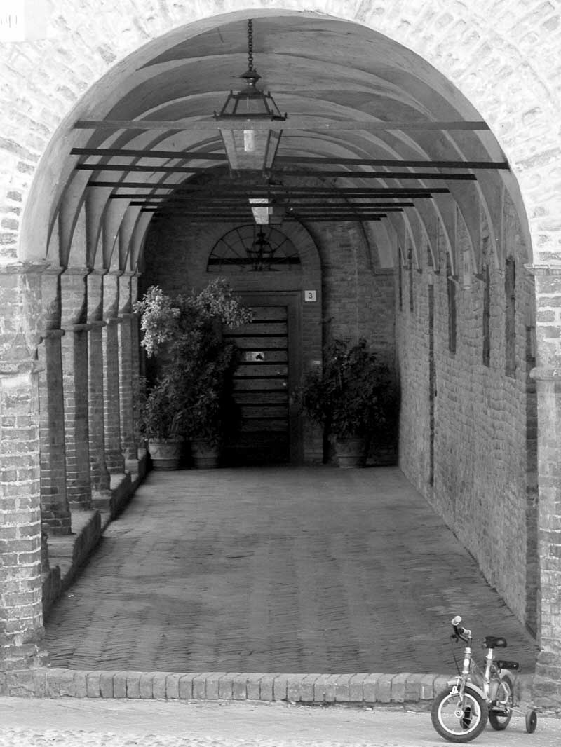 portico_con_bici_bw.jpg