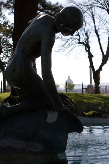 Ragazza nella fontana.jpg
