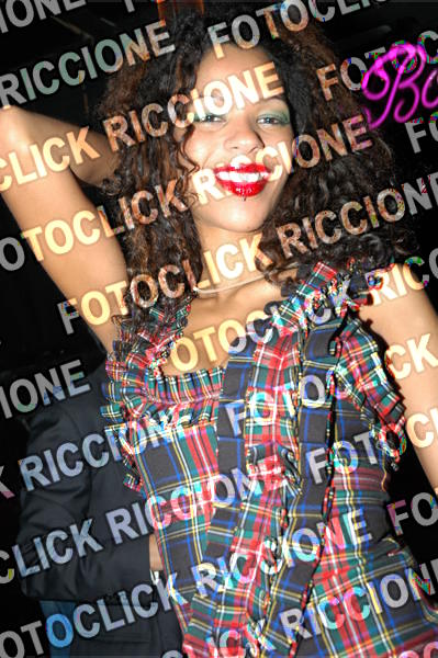 ragazza nikon.jpg