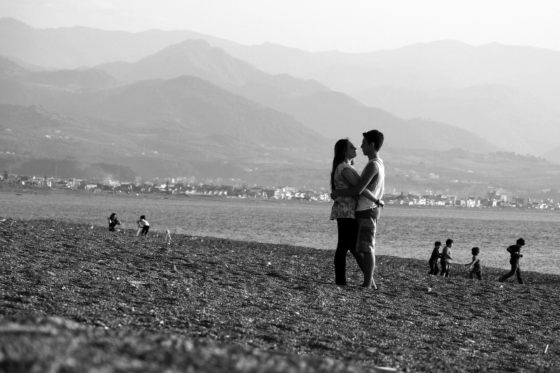 Ragazzini innamorati in spiaggia BW resized.jpg