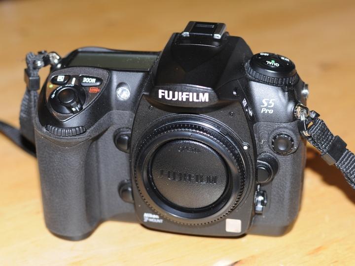 RES-Fuji-S5Pro-01-01-Corpo.JPG