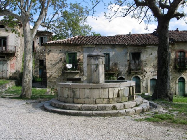 Roscigno vecchia maggio 2004 -02 bis-.jpg