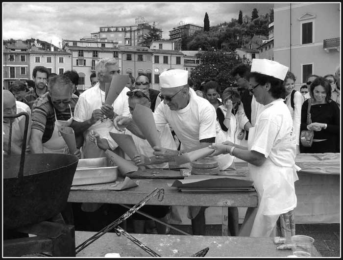 Sagra del Pesce(Preparazione dei Cartocci).jpg