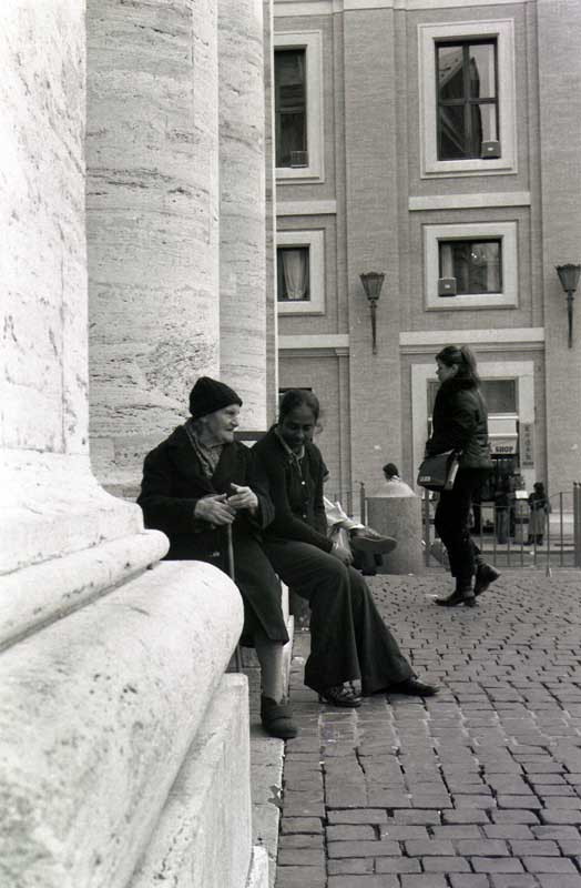 San Pietro anziana_90kb.jpg