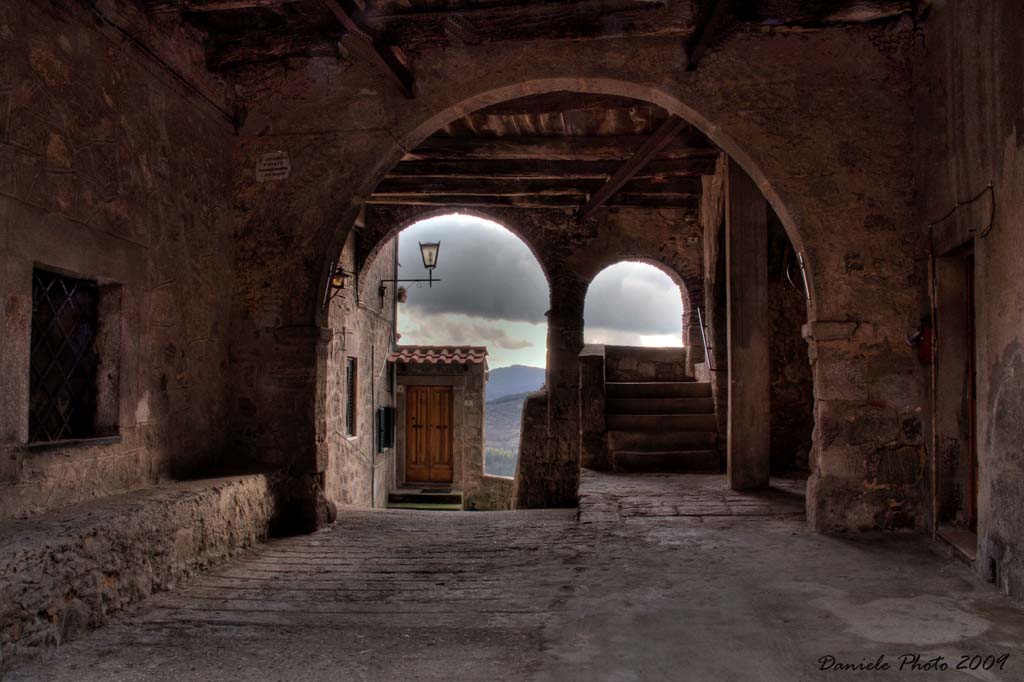 sotto l'arco.jpg