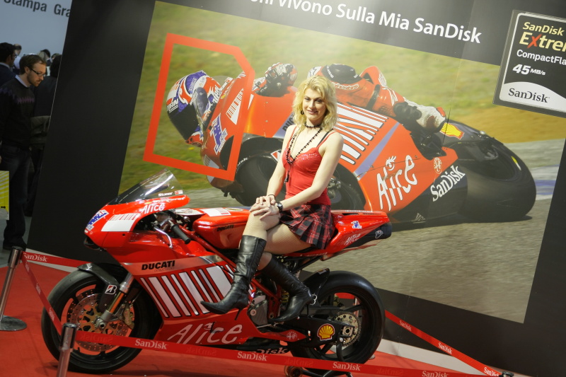 Stand Sandisk lunedì.JPG