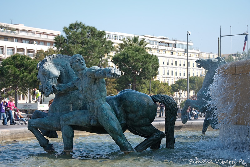 Statua-fontana-Nizza-rimpicciolita.jpg