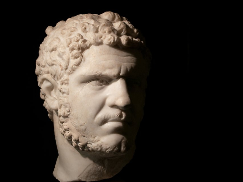 Statua_decentrata.jpg
