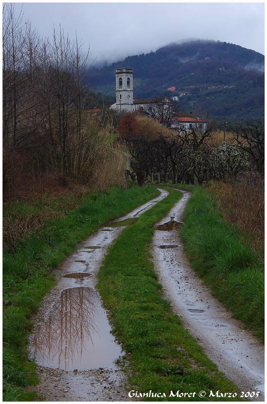 Strada-verso-chiesa-pioggia.jpg