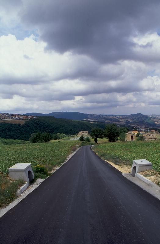 strada e nuvoloni.jpg