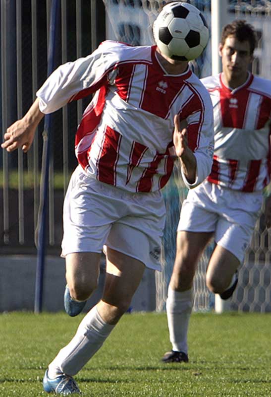 testa nel pallone2 pos.jpg