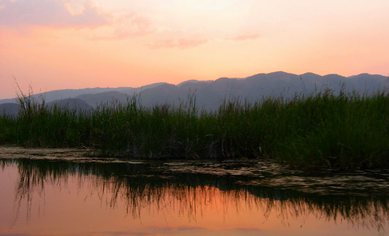 Tramonto sul lago inle_2.jpg