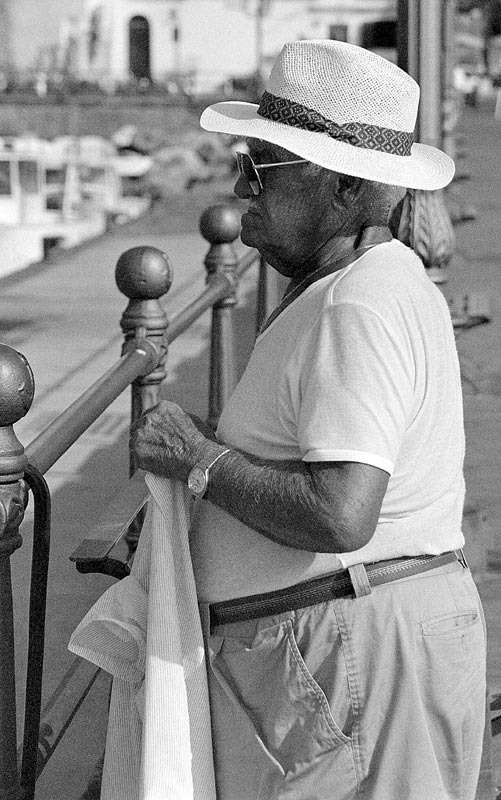 un uomo sul molo.jpg
