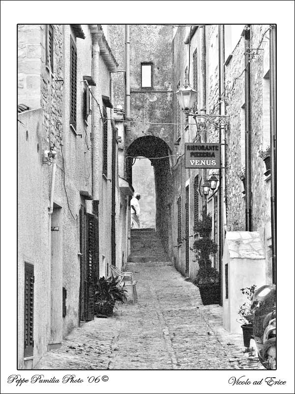 Vicolo-web-B&W.jpg