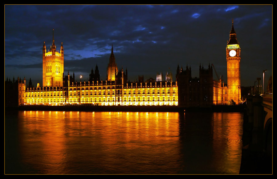 Westminister_night_moon.jpg